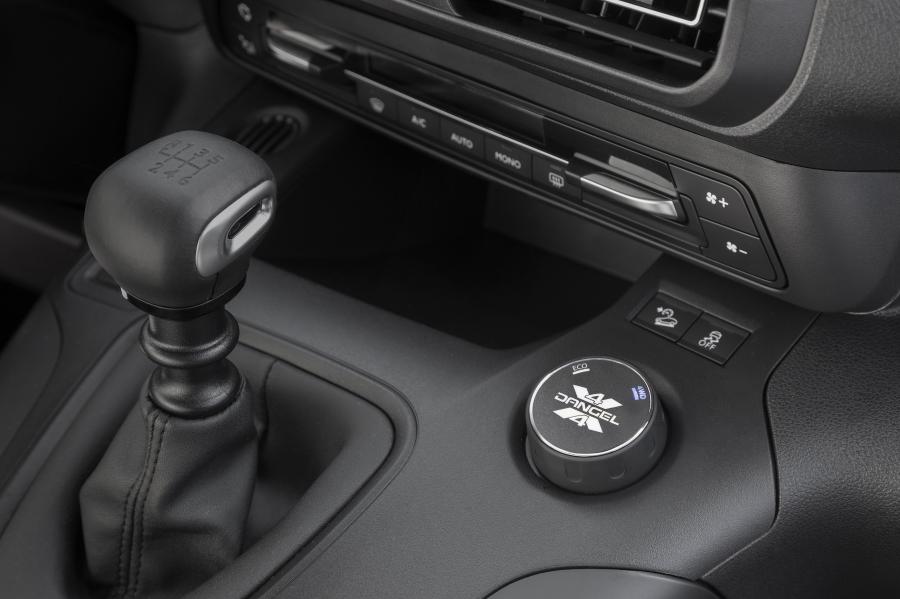 Детали интерьера Opel Combo Cargo 4x4 2019 года  (фото 6 из 39)